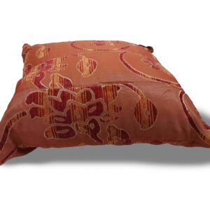 Cojin rojo con diseño floral