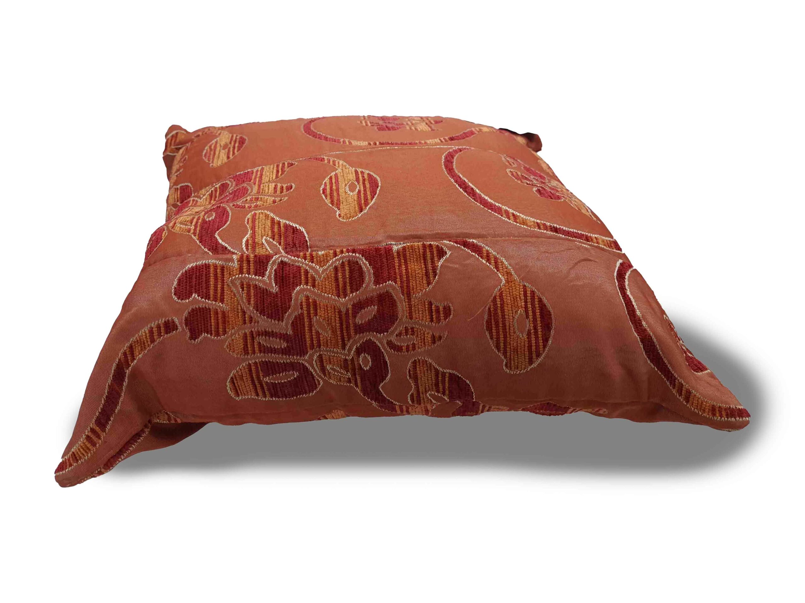 Cojin rojo con diseño floral - Imagen 2